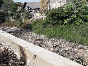 Jorok dan Kotor, Kali Taman Harapan Baru Bekasi Dipenuhi Sampah