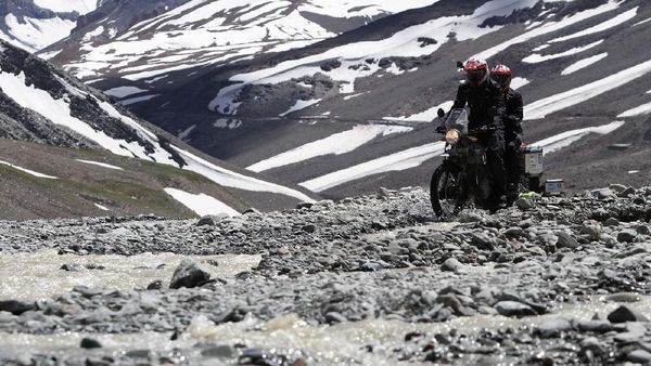 Momen Darius-Donna Geber Motor di Jalan Tertinggi Dunia