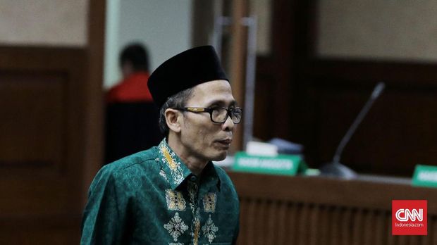 Muafaq Wirahadi, eks Kepala Kantor Kemenag Gresik, sudah divonis 1,5 tahun penjara dan denda Rp 100 juta subsider 6 bulan bui.