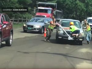 Ogah Diberhentikan, Pengendara SUV Tabrak Pekerja Konstruksi