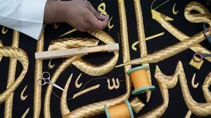 Melihat Lebih Dekat Proses Pembuatan Kain Penutup Kakbah
