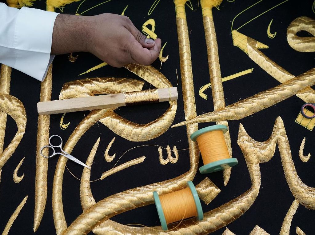 Jelang Haji, Bagian Bawah Kain Kiswah Kakbah Mulai Diangkat