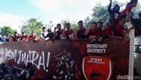 Para suporter meluapkan kebahagiaan mereka dengan ikut serta dalam pawai kemenangan PSM Makassar.