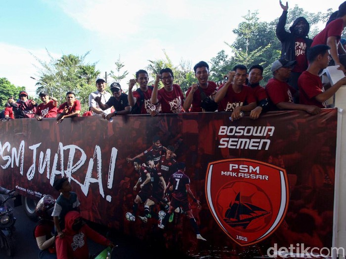 Ribuan suporter PSM Makassar ikut serta rayakan juara Piala Indonesia di jalanan. Mereka pun kompak mengenakan baju warna merah kebesaran PSM Makassar.