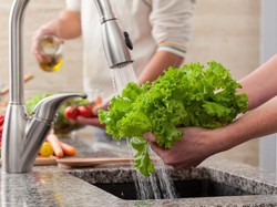 Ini Sebabnya Buah dan Sayur Harus Dicuci Sebelum Dimakan
