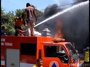Gudang Rongsok Botol di Kudus Ludes Terbakar