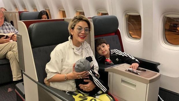 Nikita Mirzani bersama dua anaknya