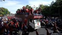 Para suporter nampak menyambut kedatangan mobil yang diisi oleh para pemain, official, dan keluarga besar PSM Makassa, saat berkeliling kota usai memenangkan pertandingan melawan Persija Jakarta di final Piala Indonesia 2019.