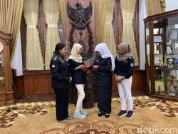 Apresiasi Gubernur Khofifah untuk 3 Mahasiswa ITS Pemenang Kompetisi Robot