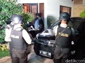 Geledah Rumah Kadishub Jatim, KPK Bawa Satu Koper Hitam Geledah Rumah Kadishub Jatim, KPK Bawa Satu Koper Hitam