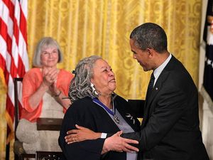 Duka Mendalam Oprah Winfrey dan Barack Obama untuk Toni Morrison Duka Mendalam Oprah Winfrey dan Barack Obama untuk Toni Morrison