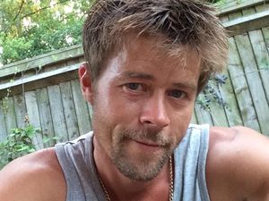 Mirip Banget Brad Pitt, Tukang Bangunan Ini Ngaku Susah Keluar Rumah