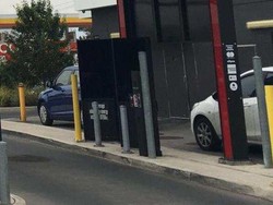 Bayar Makanan Menggunakan HP di Drive Through Australia Bisa Kena Tilang