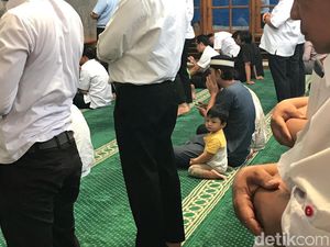 Usai Bebas, Mandala Shoji Ajak Keluarga Salat