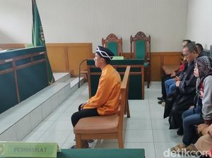 Pria Bandung Didakwa 5 Tahun Bui karena Sebar Foto-Video Bugil Pacar Pria Bandung Didakwa 5 Tahun Bui karena Sebar Foto-Video Bugil Pacar