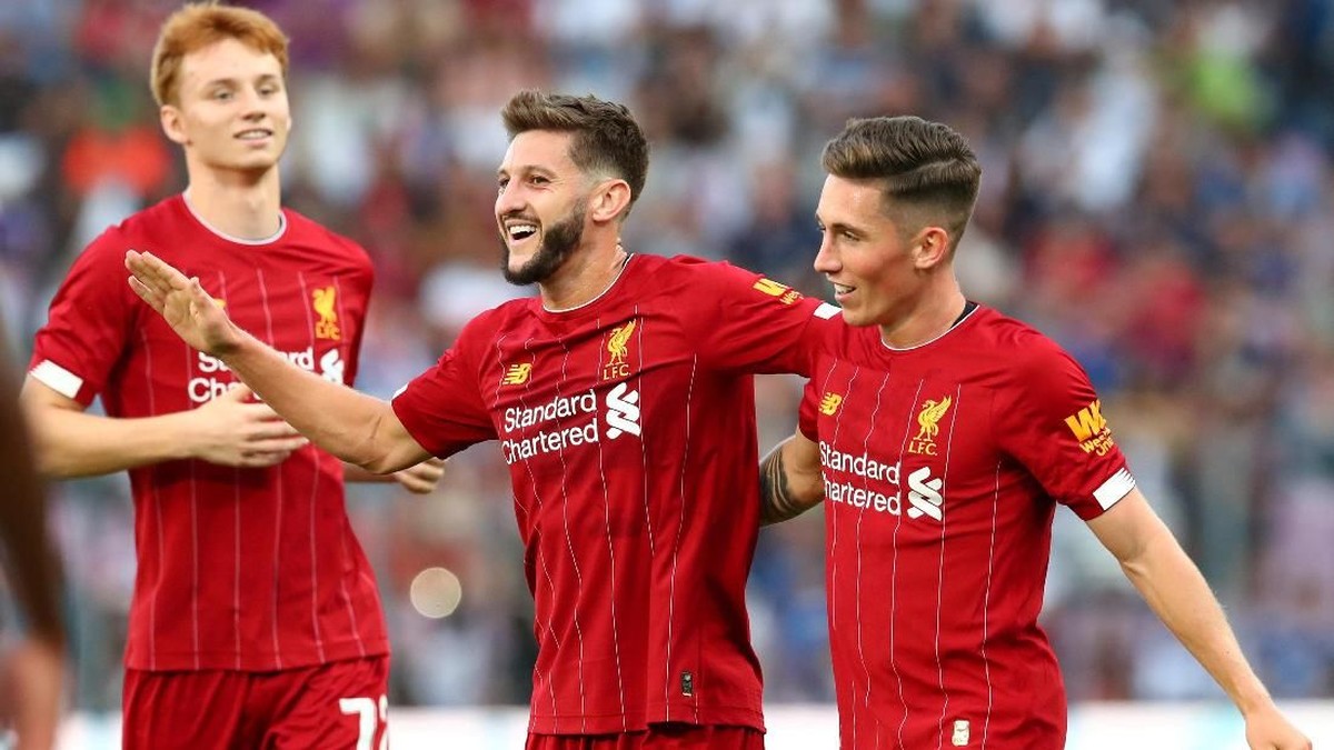 Adam Lallana (tengah) tengah belajar jadi gelandang nomor 6. (Foto: REUTERS/Denis Balibouse)