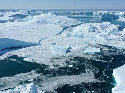 Potret Gunung Es di Greenland Mencair