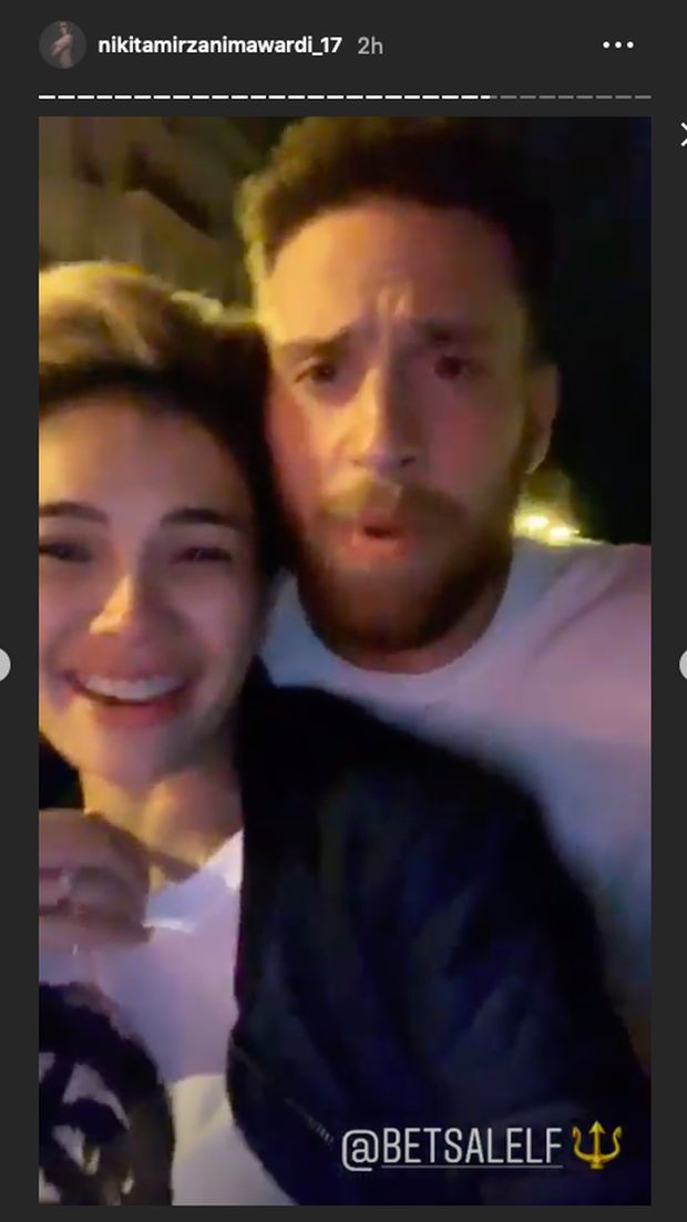 Nikita Mirzani Boncengan Mesra dengan Pria Bule di Paris 