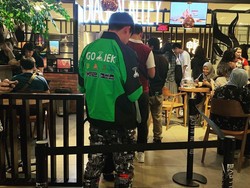 Viral Foto Driver Ojol Pakai Sneakers Rp 43 Juta, Bikin Netizen Takjub