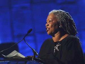 Oprah Winfrey Beri Penghormatan Peraih Nobel Sastra Toni Morrison Oprah Winfrey Beri Penghormatan Peraih Nobel Sastra Toni Morrison
