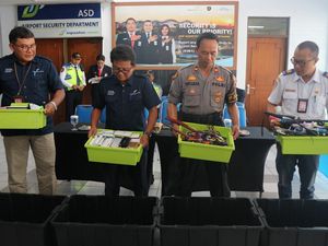 AP I Musnahkan Ratusan Tongsis-Korek Api Sitaan dari Penumpang di Bali AP I Musnahkan Ratusan Tongsis-Korek Api Sitaan dari Penumpang di Bali