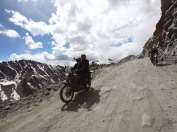 Usung Gaya Klasik, Jadi Senjata Royal Enfield Himalayan Pikat Konsumen