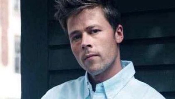Foto: Ini Tukang Bangunan yang Sulit Keluar Rumah karena Mirip Brad Pitt
