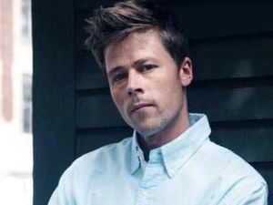 Foto: Ini Tukang Bangunan yang Sulit Keluar Rumah karena Mirip Brad Pitt