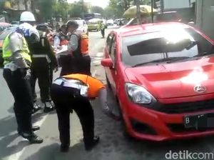 Petugas Gembok Kendaraan yang Parkir Sembarangan di Sukabumi Petugas Gembok Kendaraan yang Parkir Sembarangan di Sukabumi