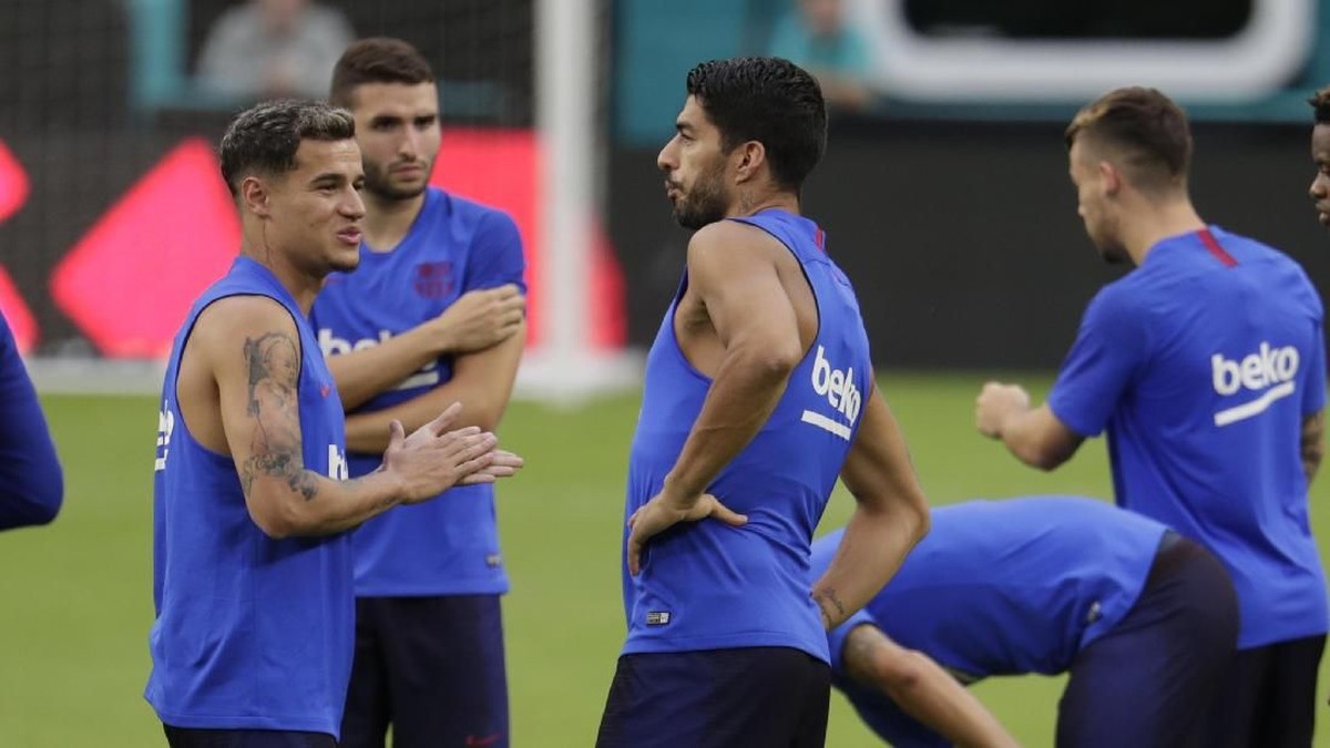 Philippe Coutinho (kiri) di sesi Barcelona jelang menghadapi Napoli. (Foto: Lynne Sladky/AP Photo)
