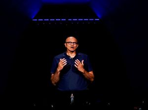 CEO Microsoft Jadi Tamu Kejutan di Hajatan Samsung CEO Microsoft Jadi Tamu Kejutan di Hajatan Samsung