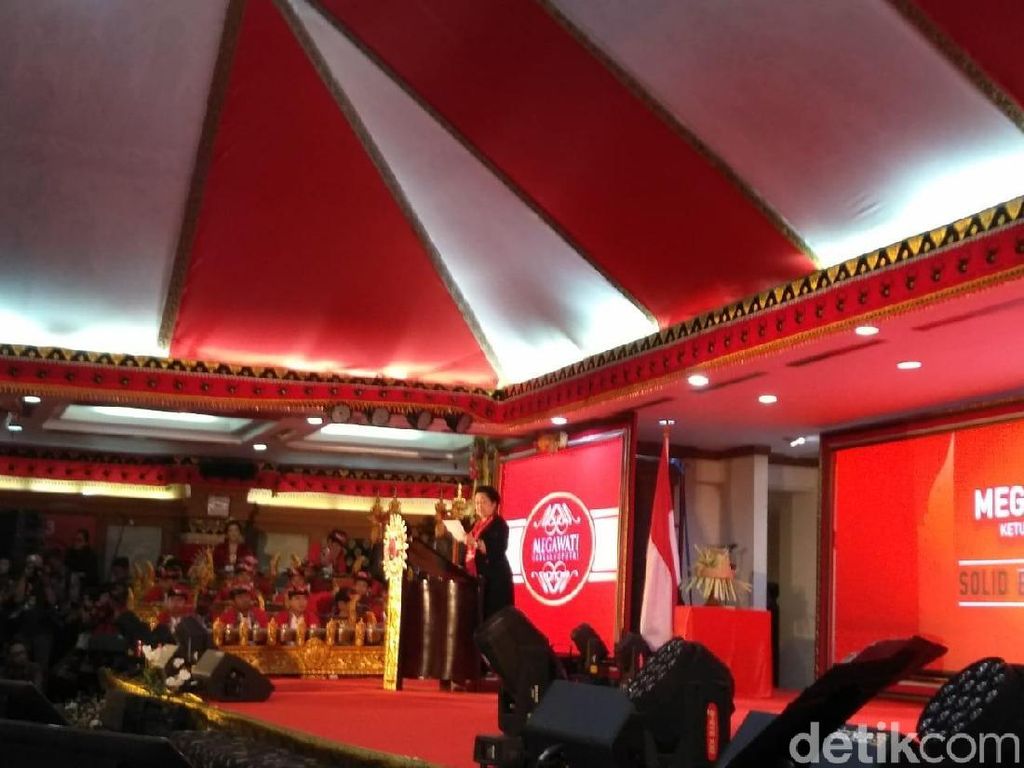 Megawati Menangis Mengenang Mbah Moen