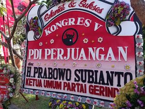 Karangan Bunga Prabowo Nongol di Kongres PDIP Karangan Bunga Prabowo Nongol di Kongres PDIP