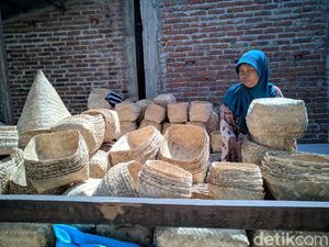 Kantong Plastik Dilarang, Perajin Besek di Ponorogo Kebanjiran Order Kantong Plastik Dilarang, Perajin Besek di Ponorogo Kebanjiran Order