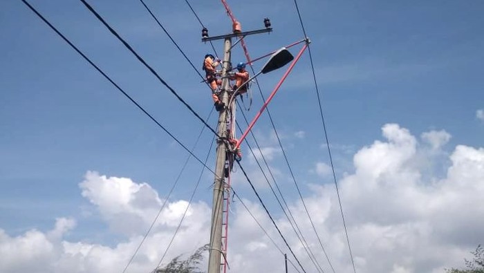 Pasukan Khusus Perawat Jaringan Listrik, Anti Kesetrum Lho PLN punya pasukan khusus di Bangka Belitung untuk pemeliharaan jaringan distribusi 20kv walaupun kabel masih dalam kondisi teraliri listrik.