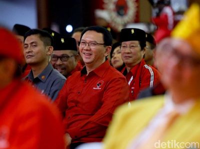 Senyum Ahok Saat Hadir di Kongres V PDIP