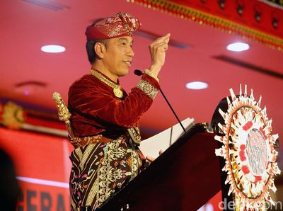8 Momen Jokowi Berbaju Adat Seperti Saat Hadir di Kongres PDI-P