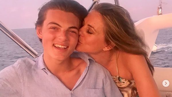 Bukan Pacar! Ini Pose Liz Hurley dengan Anaknya