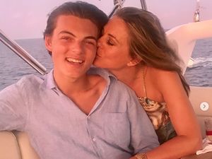 Bukan Pacar! Ini Pose Liz Hurley dengan Anaknya