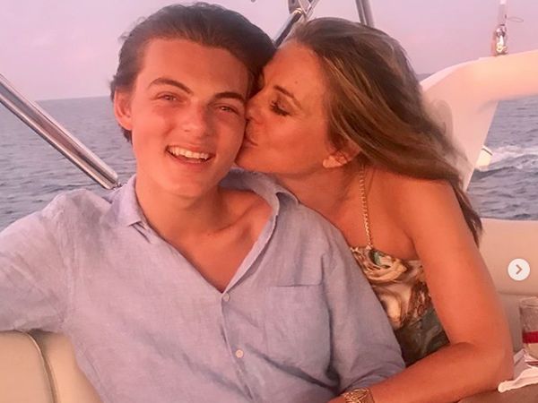 Bukan Pacar! Ini Pose Liz Hurley dengan Anaknya