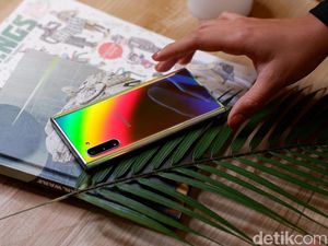 Menggenggam Samsung Galaxy Note 10 yang Berkilau Menggenggam Samsung Galaxy Note 10 yang Berkilau