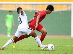 David Maulana berusaha melewati Costa Gusmao pada pertandingan penyisihan grup A Piala AFF U-18 2019. Yusran Uccang/Antara Foto.