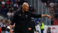 Zinedine Zidane memberikan arahannya. REUTERS/Leonhard Foeger.