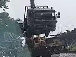 Truk yang Nangkring di Rel KA Berhasil Dievakuasi