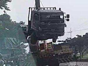 Truk yang Nangkring di Rel KA Berhasil Dievakuasi Truk yang Nangkring di Rel KA Berhasil Dievakuasi
