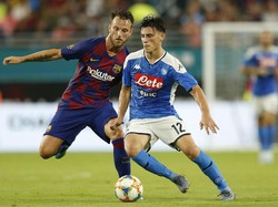 Ivan Rakitic membawa Barcelona unggul 2-1 di menit ke-79. Sepakannya dari jarak dekat membuat bola melesak masuk ke gawang Napoli. Michael Reaves/Getty Images.