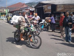 Petugas Antar Logistik ke Lokasi Kebakaran Gunung Ciremai Pakai Trail