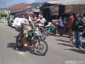 Petugas Antar Logistik ke Lokasi Kebakaran Gunung Ciremai Pakai Trail Petugas Antar Logistik ke Lokasi Kebakaran Gunung Ciremai Pakai Trail