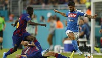Lorenzo Insigne punya kans untuk mencetak gol lebih dulu. Namun sepakannya masih melayang ke atas. Michael Reaves/Getty Images.