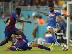 Lorenzo Insigne punya kans untuk mencetak gol lebih dulu. Namun sepakannya masih melayang ke atas. Michael Reaves/Getty Images.